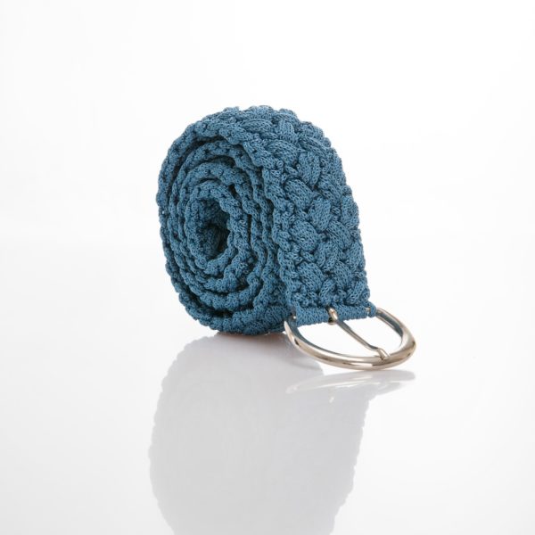 crocher belt in blue color yarn with silver color buckle